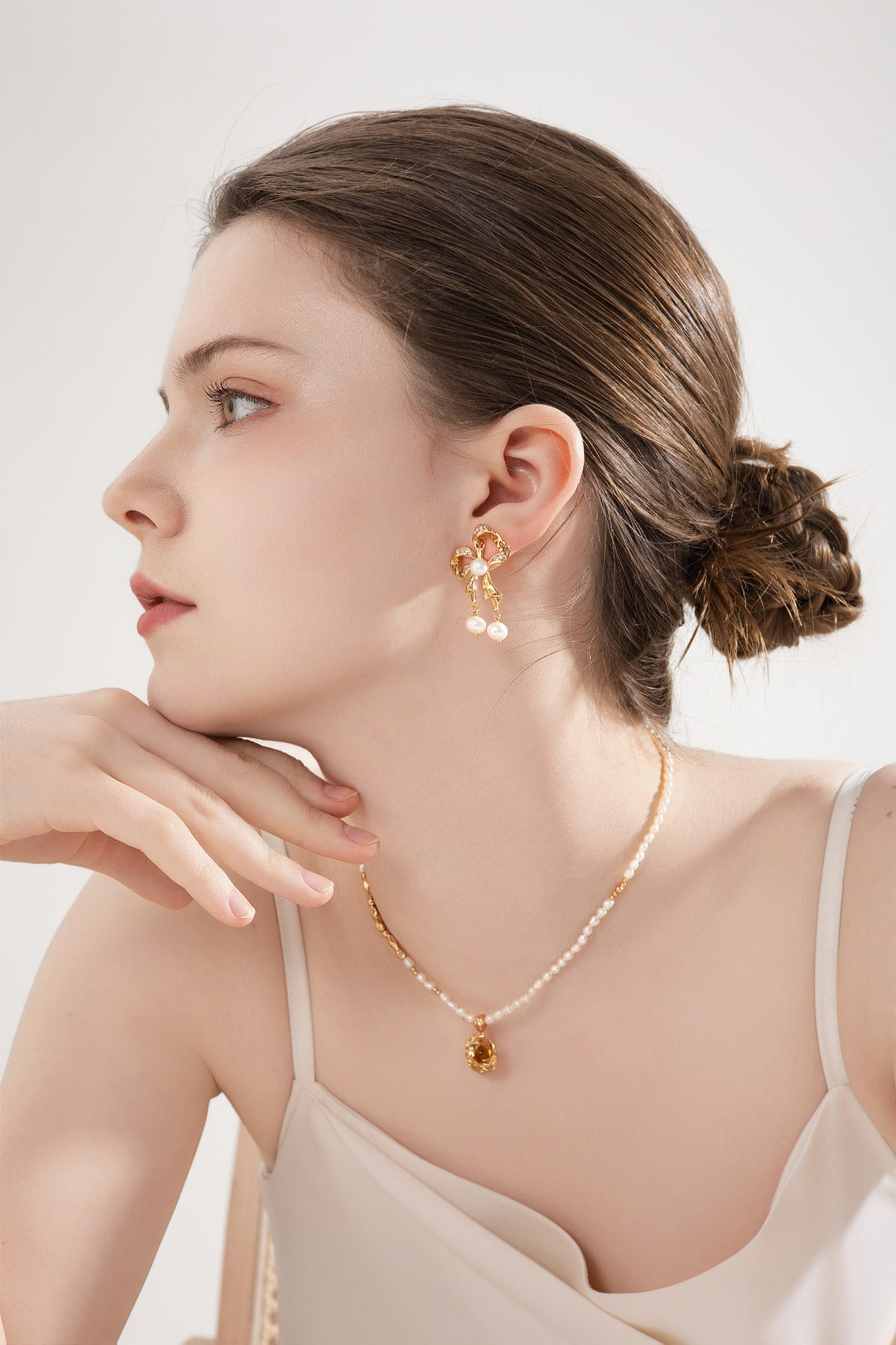 Château Bow Pearl Earrings