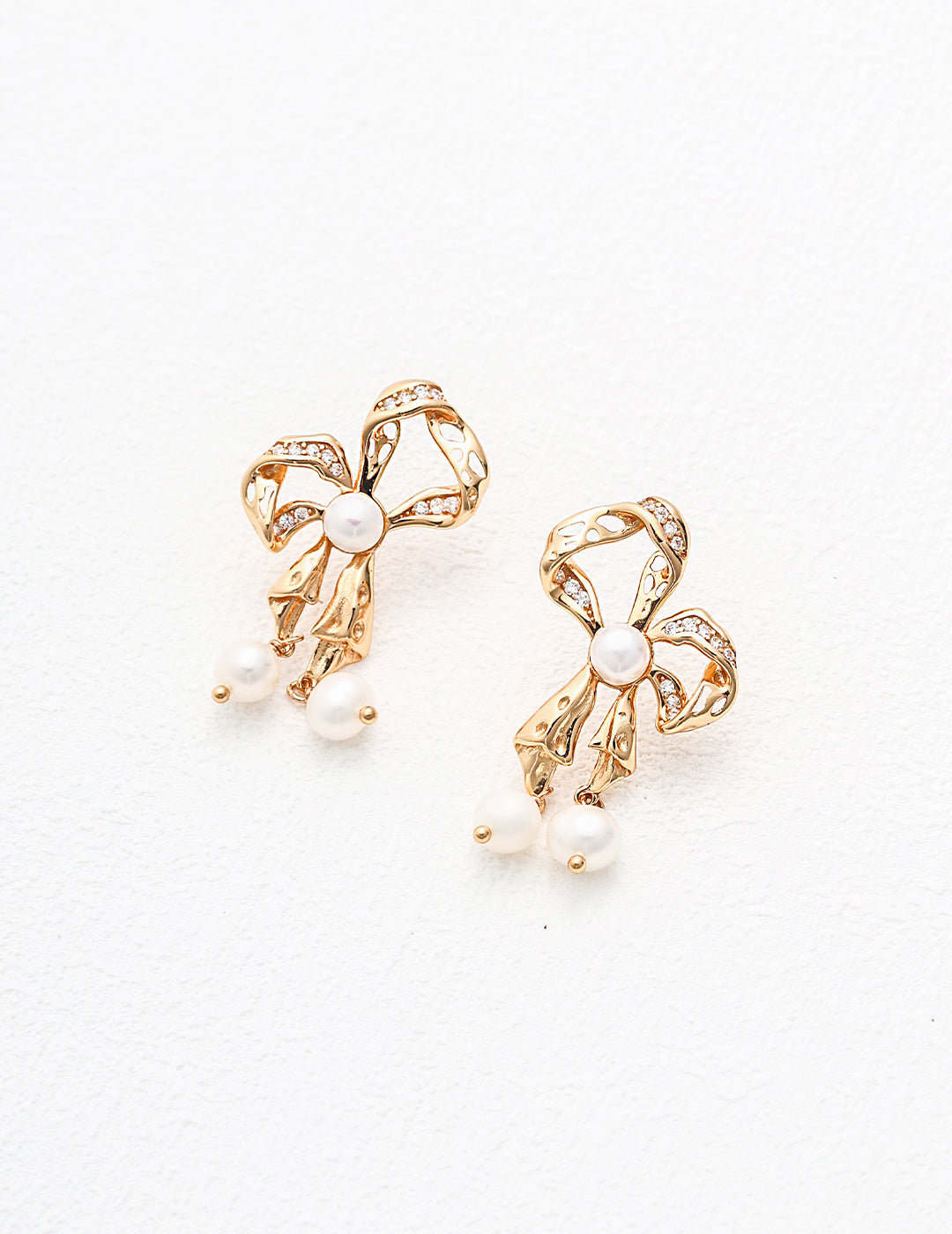 Château Bow Pearl Earrings