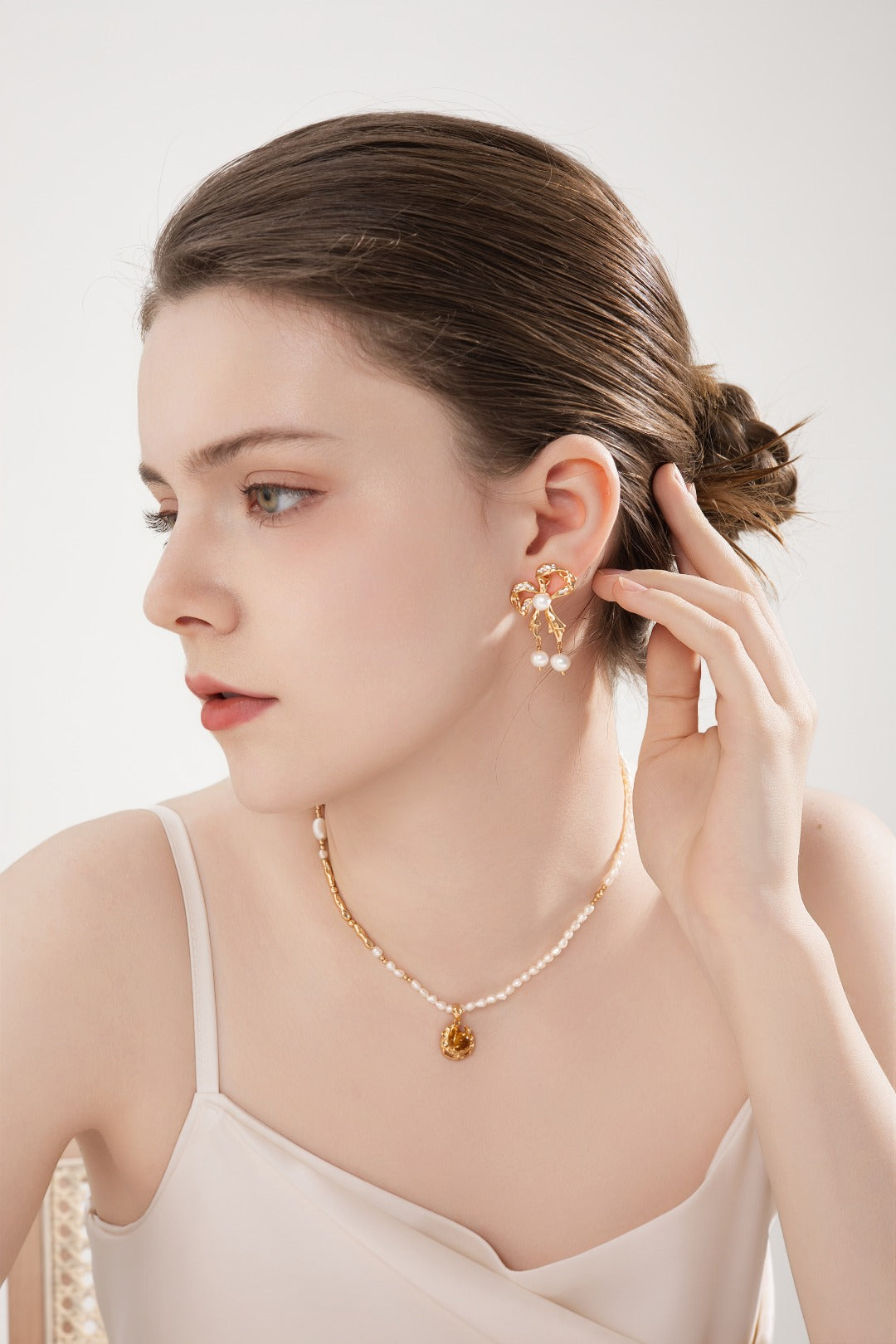 Château Bow Pearl Earrings