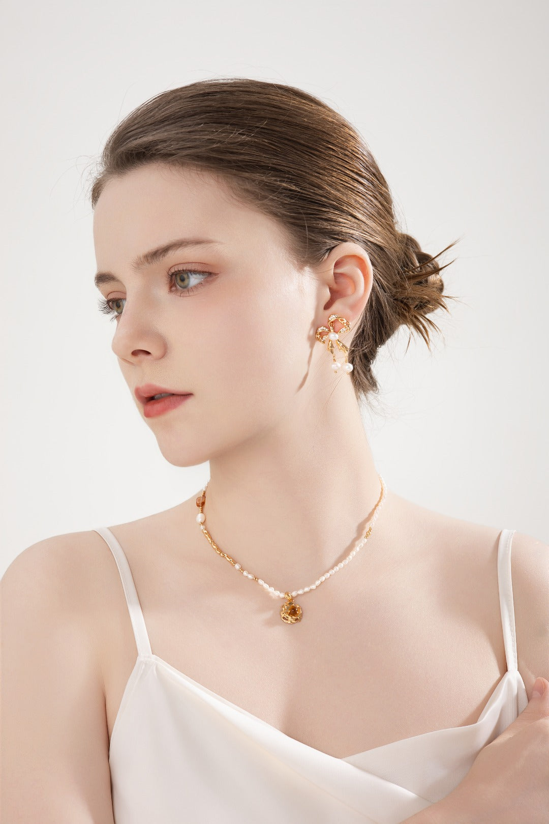 Château Bow Pearl Earrings